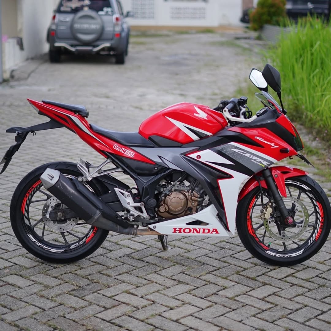 HONDA CBR150R  