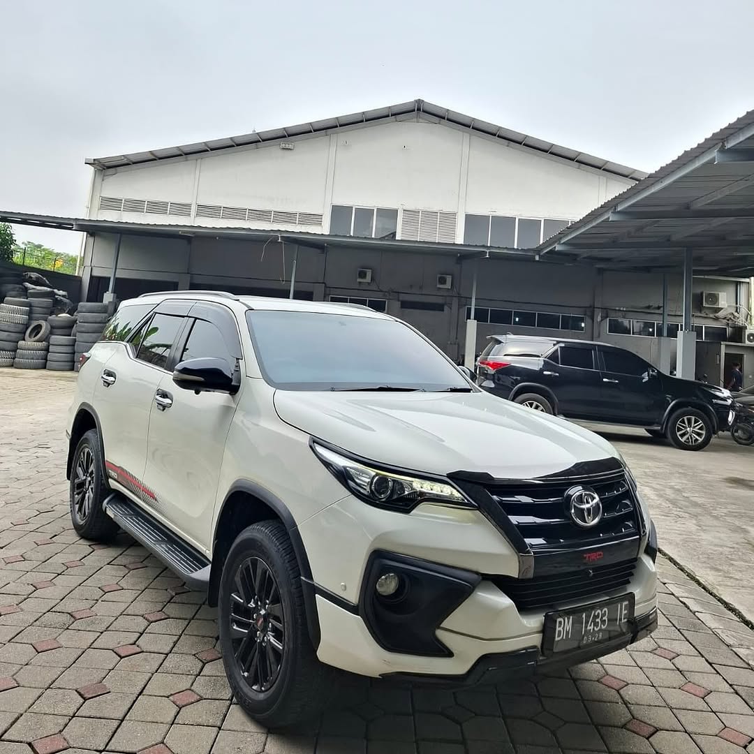 TOYOTA FORTUNER VRZ TRD AT 
